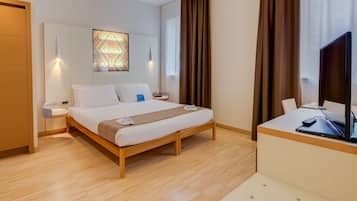 Rom – classic, 1 queensize-seng | Allergitestet sengetøy, minibar, safe på rommet og skrivebord