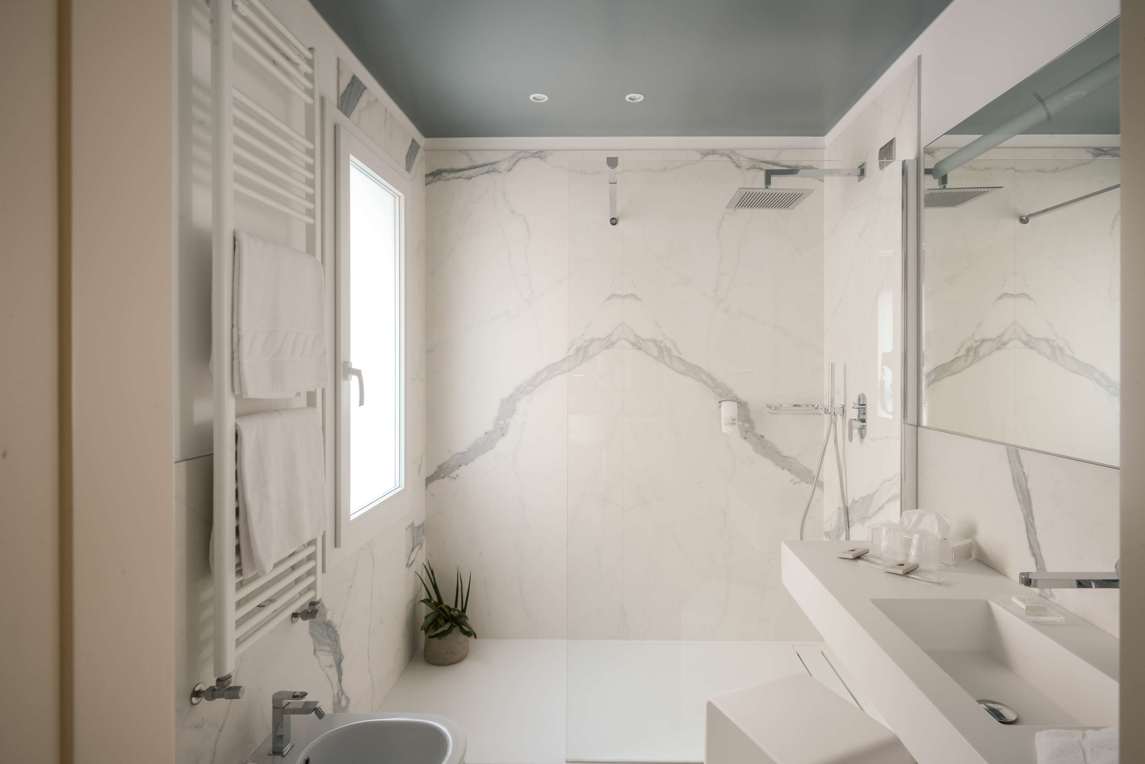 Superior-Zimmer, 1 Queen-Bett | Badezimmer | Kostenlose Toilettenartikel, Haartrockner, Hausschuhe, Bidet