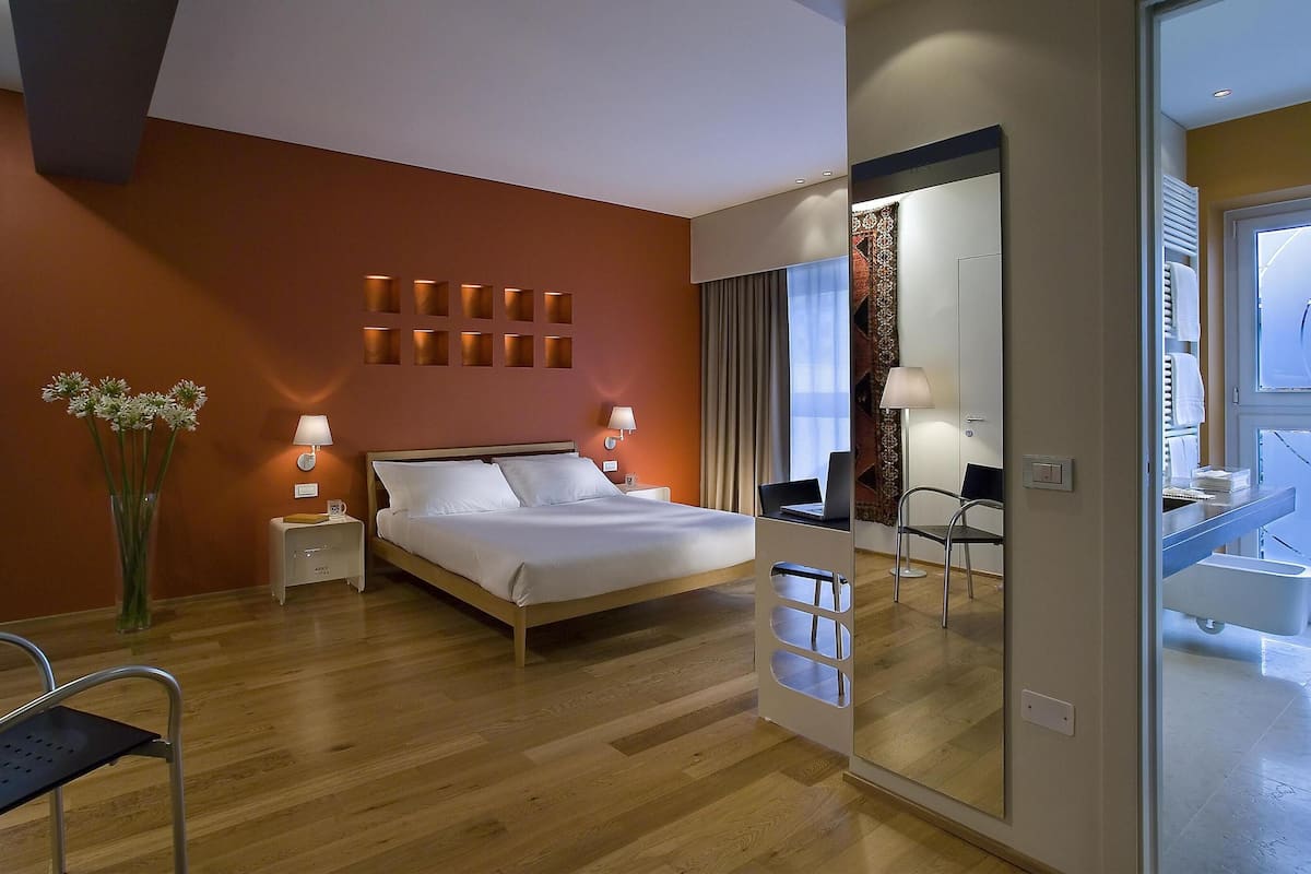 Allergikerbettwaren, Minibar, Zimmersafe, Schreibtisch