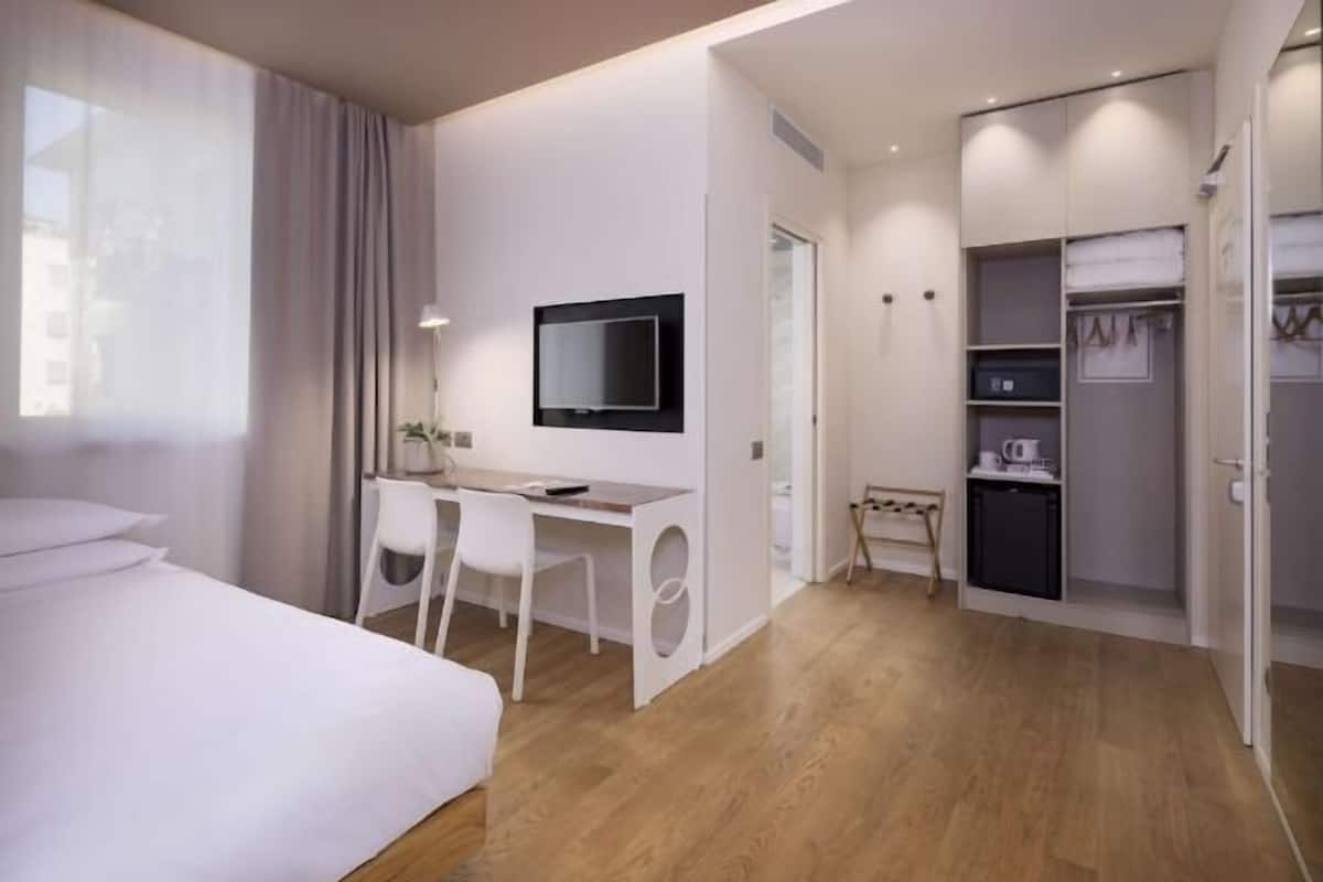 Hypo-allergenic bedding, minibar, in-room safe, desk