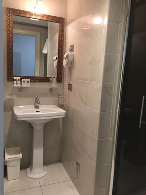 Kostenlose Toilettenartikel, Haartrockner, Bidet, Handtücher