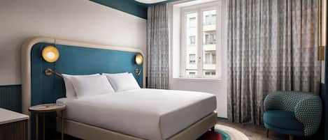 Rom, 1 kingsize-seng | Minibar, safe på rommet, skrivebord og lydisolert