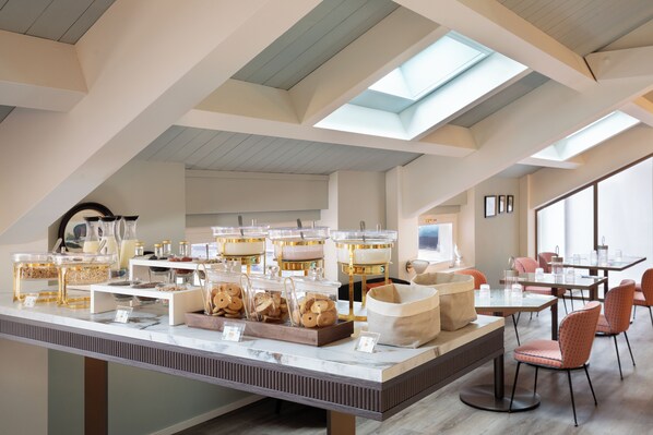 Daily continental breakfast (EUR 25 per person)