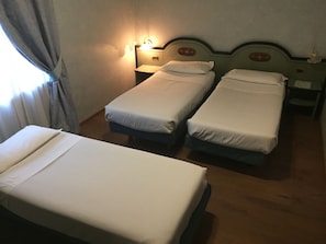 Dreibettzimmer | Minibar, Zimmersafe, Schreibtisch, schallisolierte Zimmer