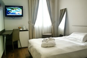 Double Room Single Use | Minibar, in-room safe, desk, soundproofing - IH Hotels Milano Puccini (Milan)