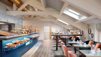 Daily continental breakfast (EUR 25 per person)