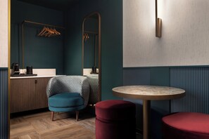 Sengetøy av topp kvalitet, minibar, safe på rommet og blendingsgardiner