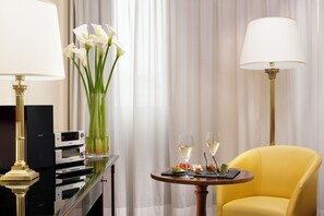 Hypo-allergenic bedding, down comforters, minibar, in-room safe - UNA Hotels Scandinavia Milano (Milan)