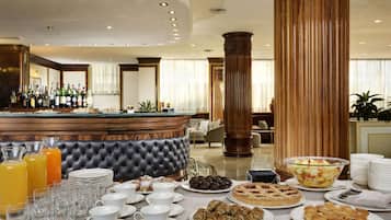 Colazione a buffet, servita tutte le mattine (15 EUR a persona)