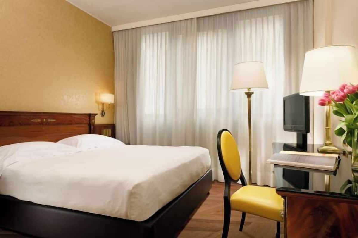 Hypo-allergenic bedding, down duvets, minibar, in-room safe