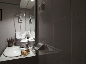 Douche, articles de toilette gratuits, sèche-cheveux, bidet