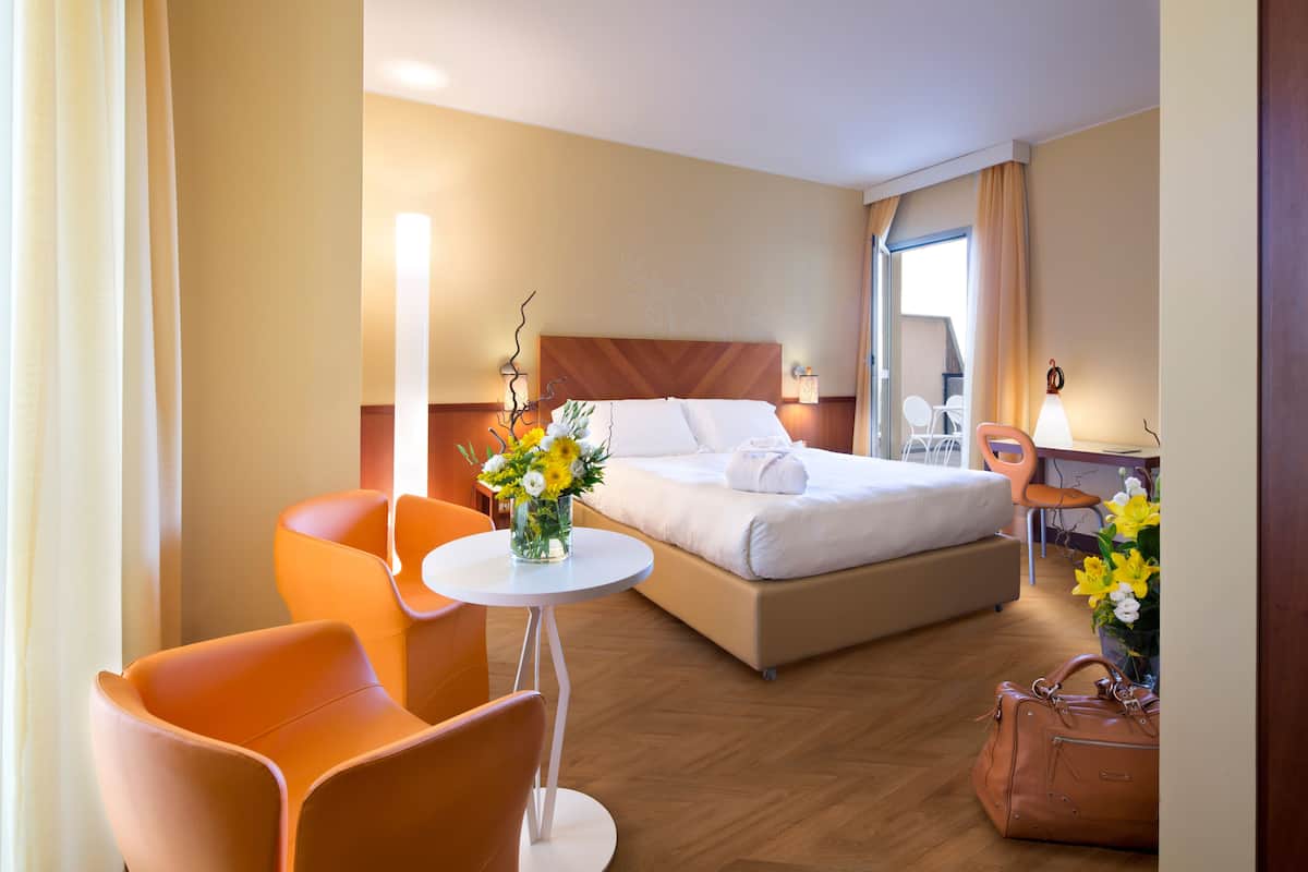 Down duvets, in-room safe, desk, blackout curtains