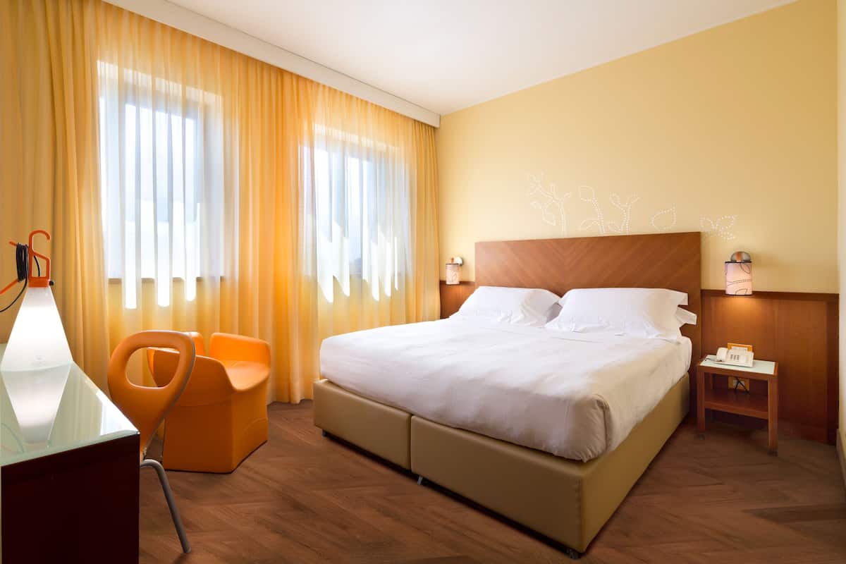 Down duvets, in-room safe, desk, blackout curtains