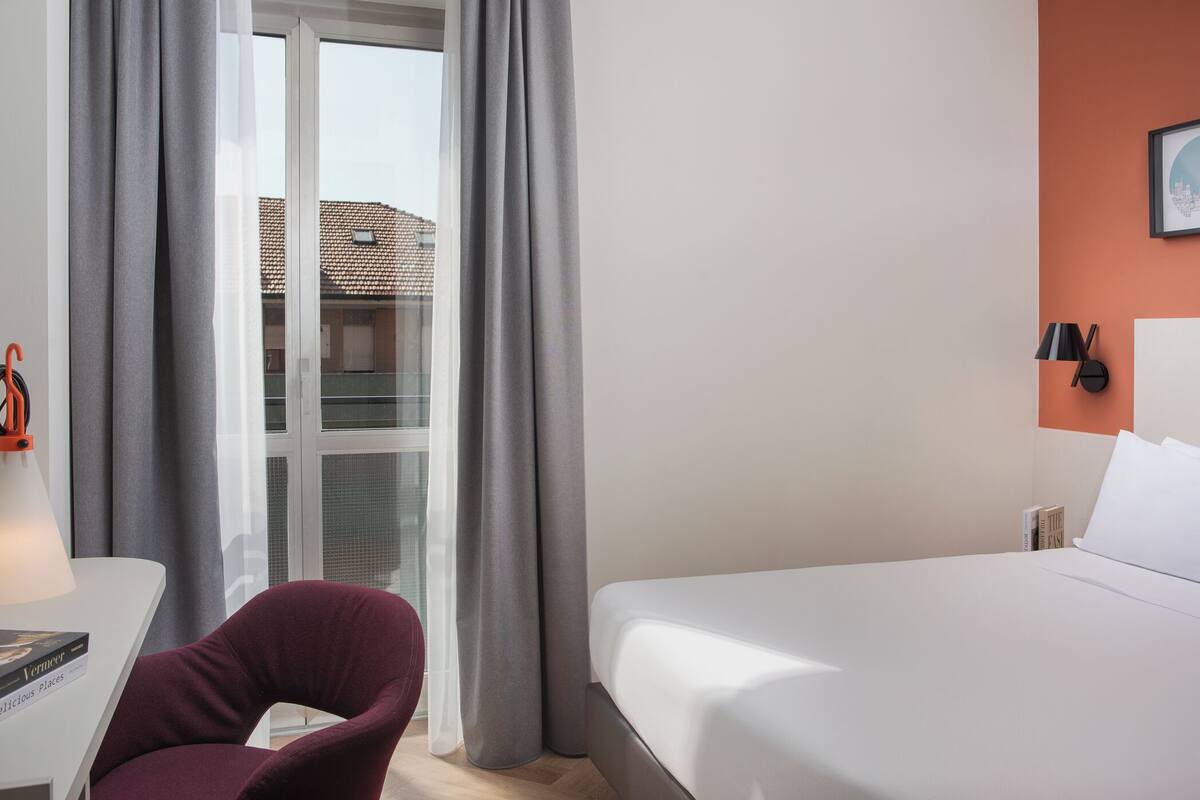 Down comforters, in-room safe, desk, blackout drapes