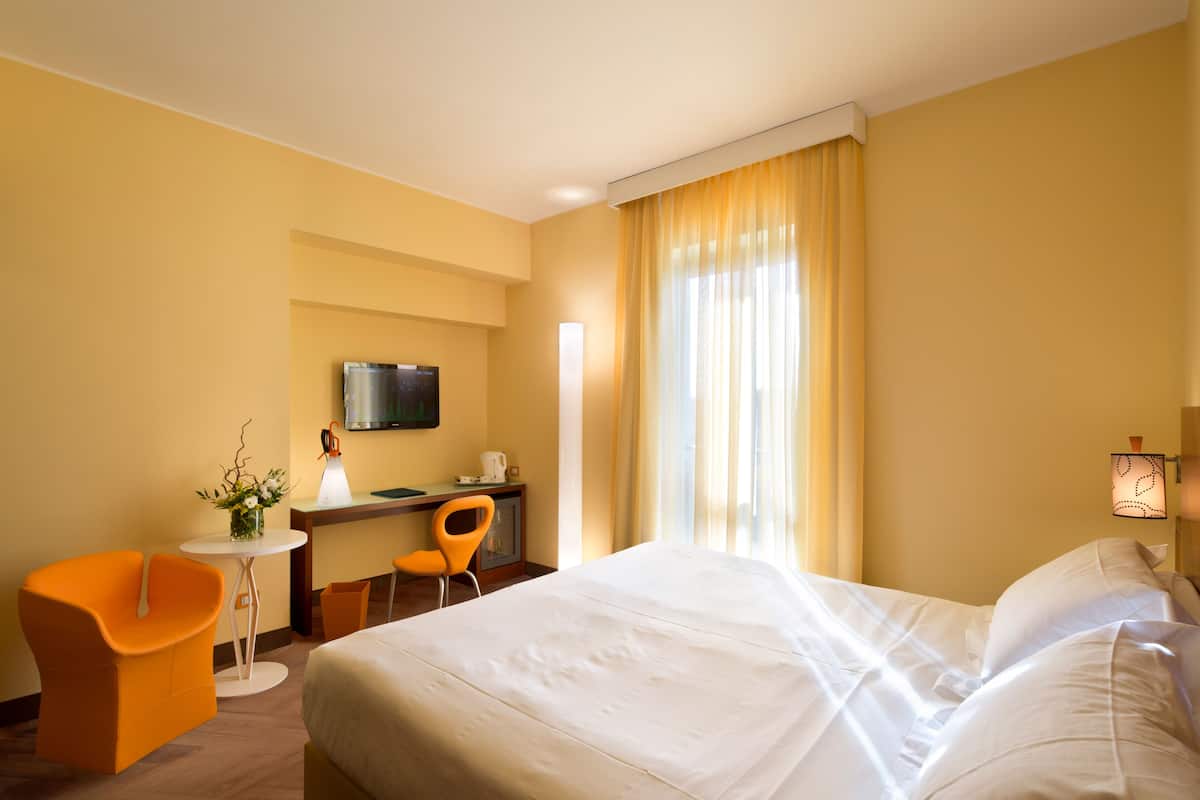 Down duvets, in-room safe, desk, blackout curtains