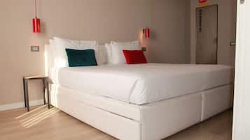 Deluxe Room | Desk, blackout curtains, soundproofing, free WiFi