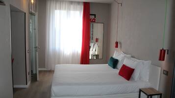 Deluxe Room | Desk, blackout curtains, soundproofing, free WiFi