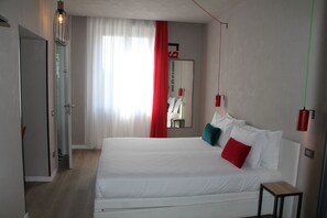 Deluxe Room | Desk, blackout curtains, soundproofing, free WiFi
