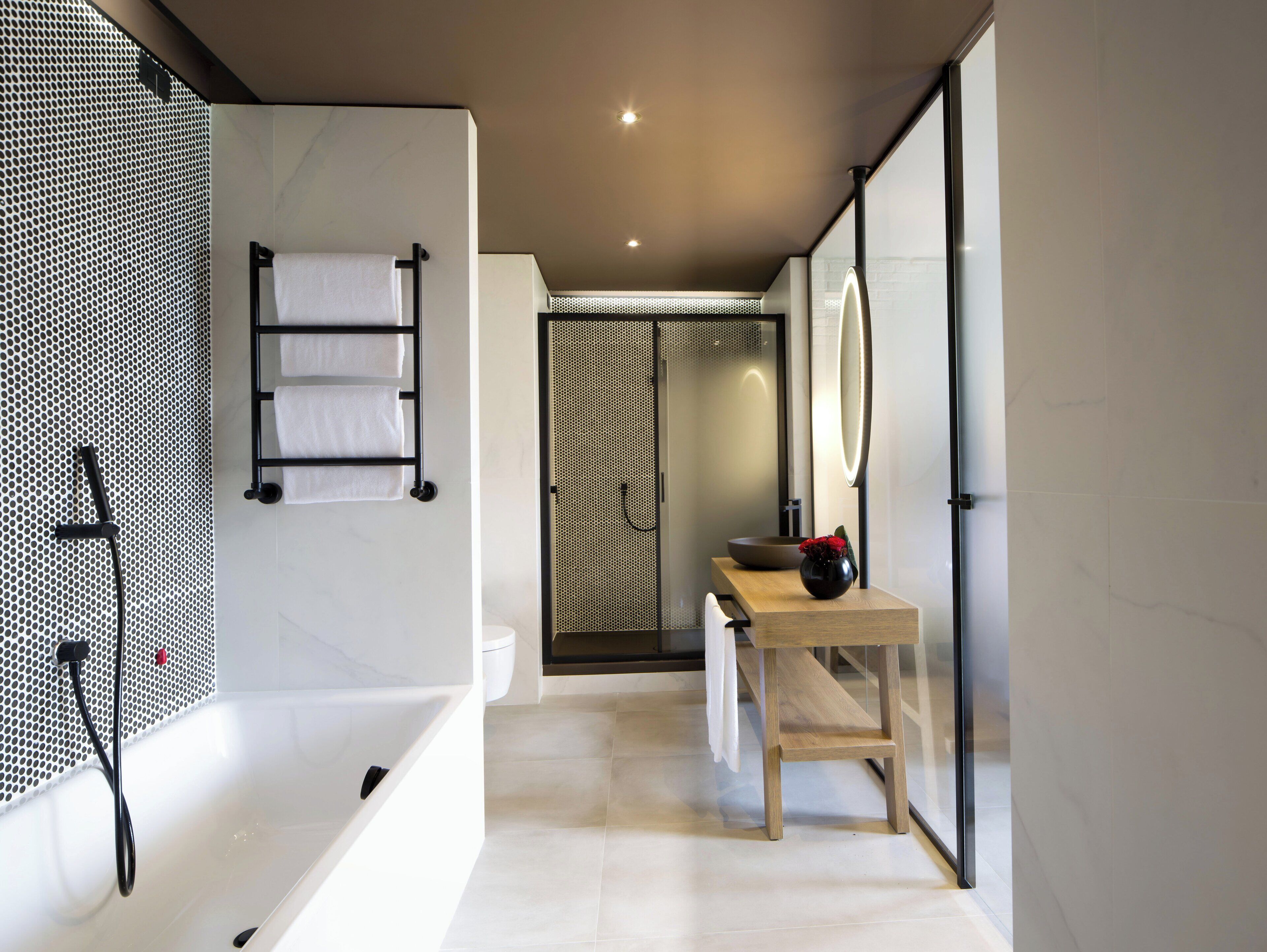 executive studio suite | bathroom | combined shower/bathtub, free toiletries, hair dryer, bidet