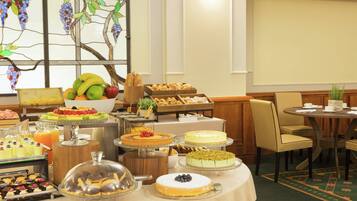 Un buffet proposant une variété de plats et une table avec des chaises.
