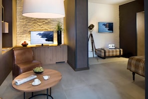 Junior-Suite | Minibar, Zimmersafe, Schreibtisch, Verdunkelungsvorhänge