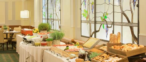 每日供應自助早餐 (每人 EUR15)