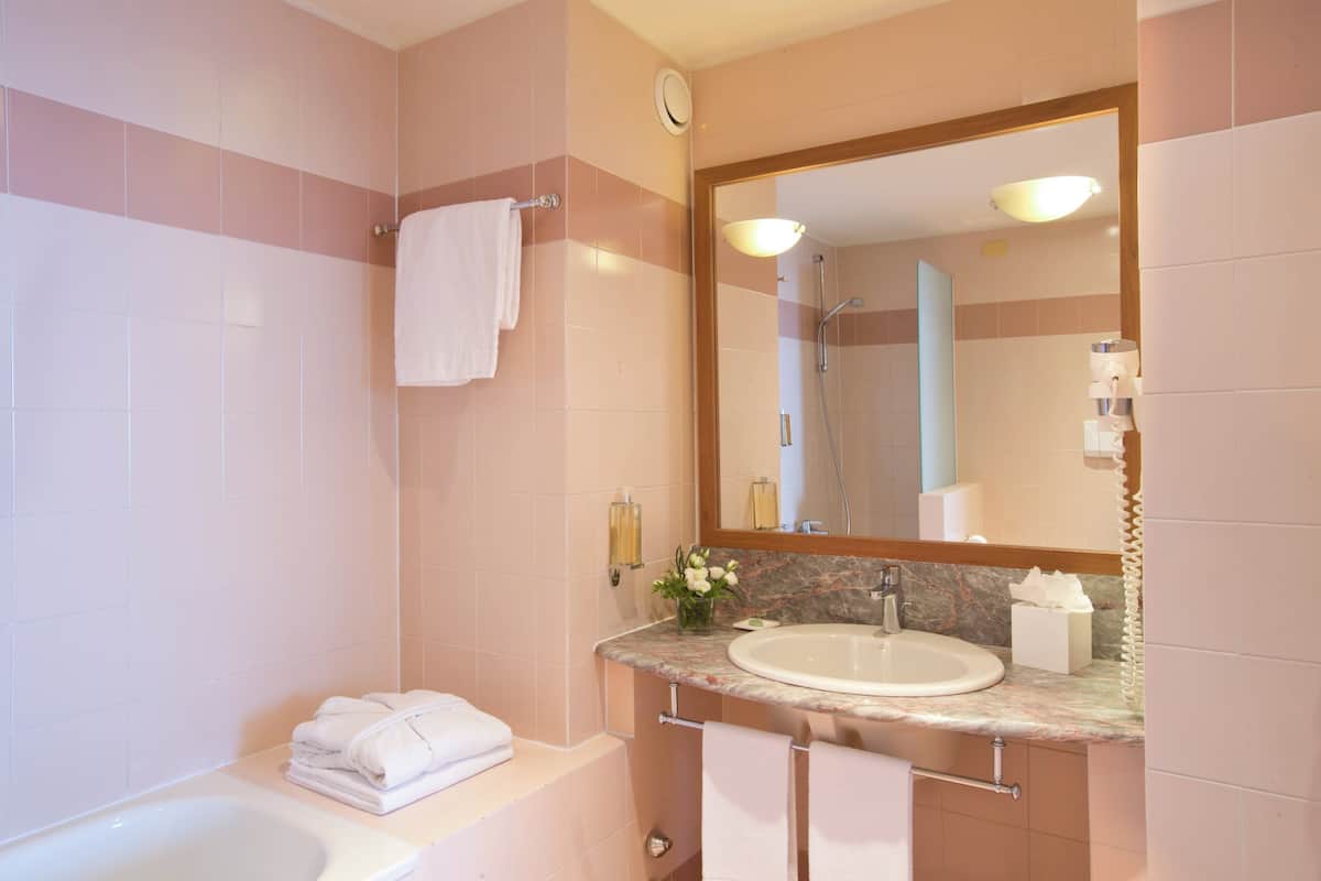 executive double or twin room | bathroom | combined shower/bathtub, free toiletries, hair dryer, bidet