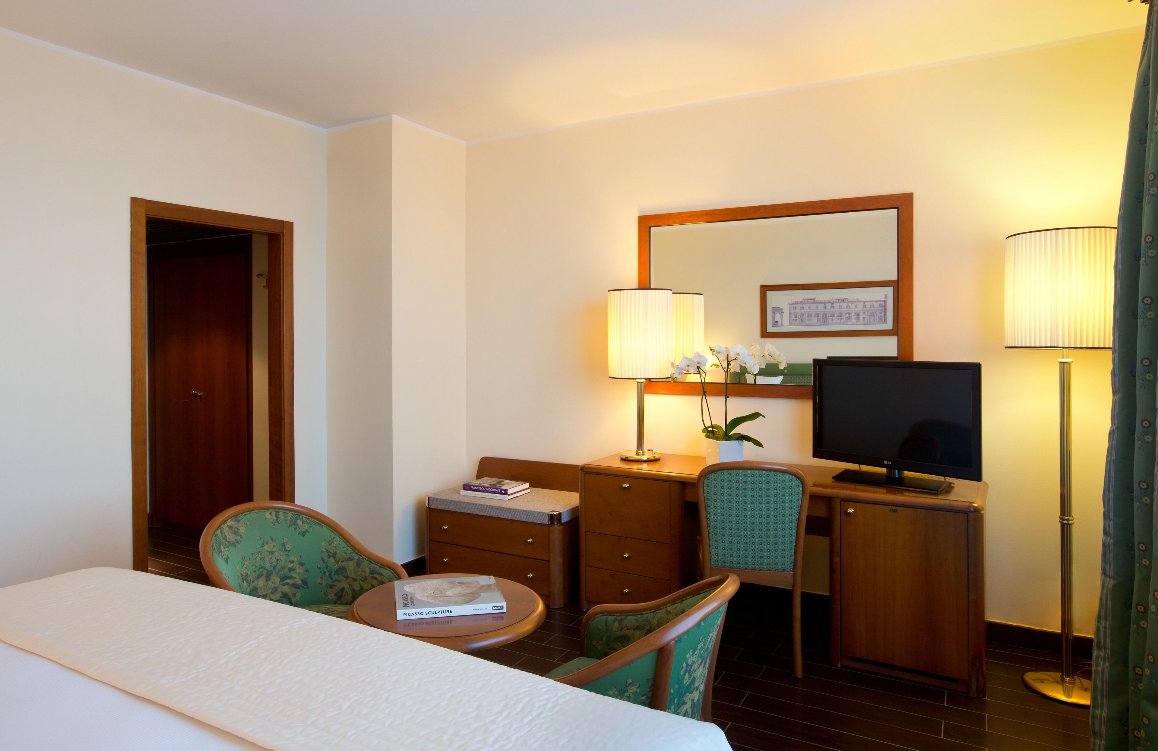 classic single room | minibar, in-room safe, desk, blackout curtains