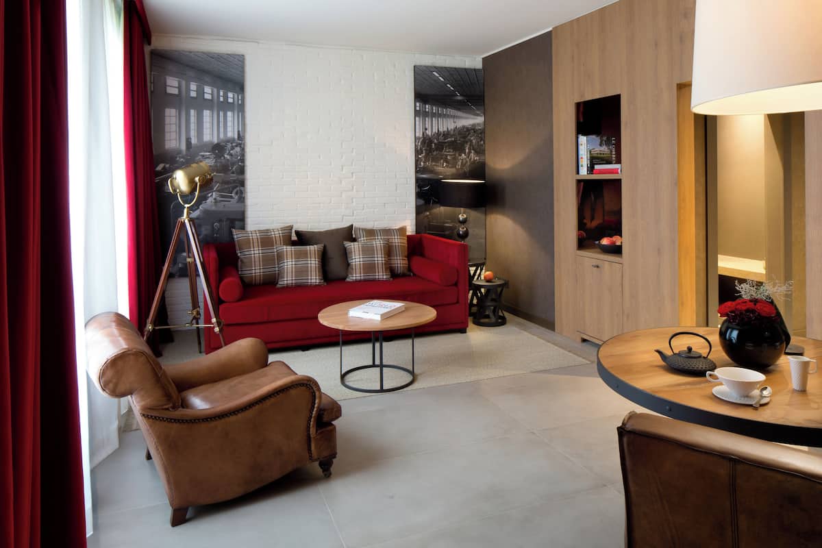 Executive-studiosviitti | Minibaari, tallelokero huoneessa, työpöytä, pimennysverhot