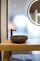 Suite estudio ejecutiva | Minibar, caja fuerte, escritorio y cortinas opacas