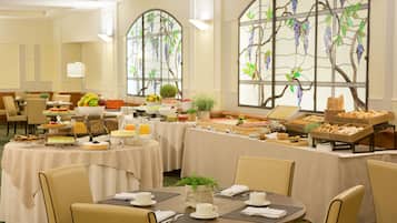 Tägliches Frühstücksbuffet (15 EUR pro Person)