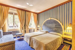 Minibar, safe på rommet, skrivebord og blendingsgardiner