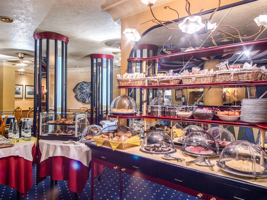 Petit déjeuner buffet servi tous les jours en supplément