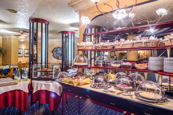 Daily buffet breakfast (EUR 15 per person) - Auriga Hotel (Milan)