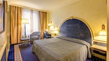 Minibar, Zimmersafe, Schreibtisch, Verdunkelungsvorhänge