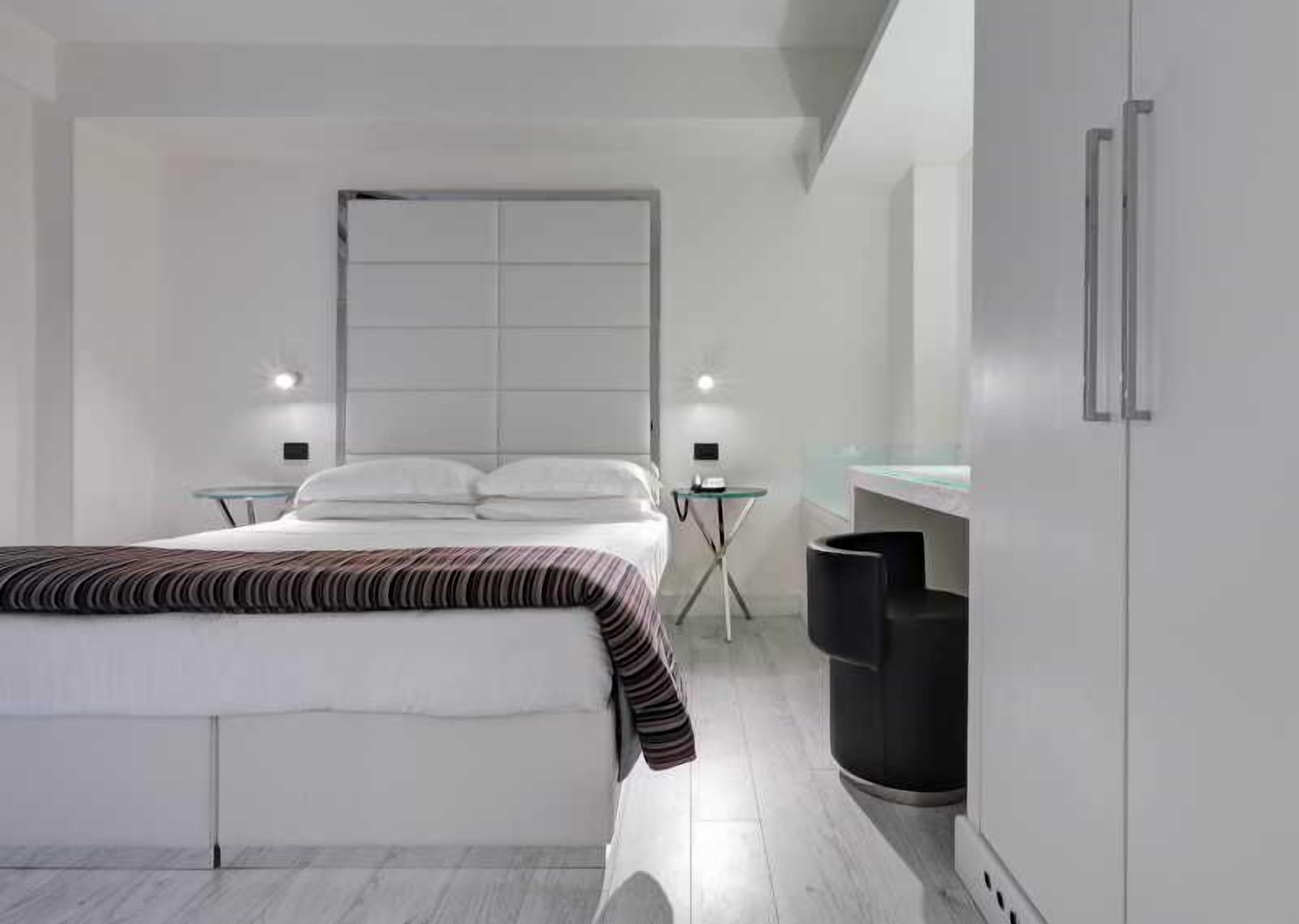 Minibar, Zimmersafe, Schreibtisch, Verdunkelungsvorhänge