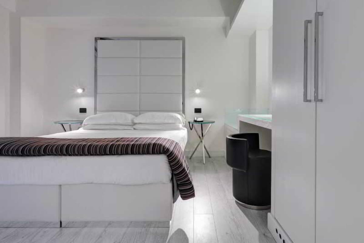 Frigobar, cofres nos quartos, escrivaninha, cortinas blackout