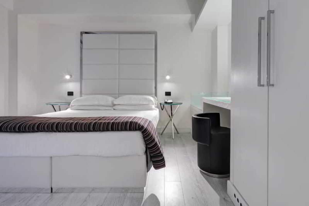 Minibar, caja de seguridad en la habitación y escritorio