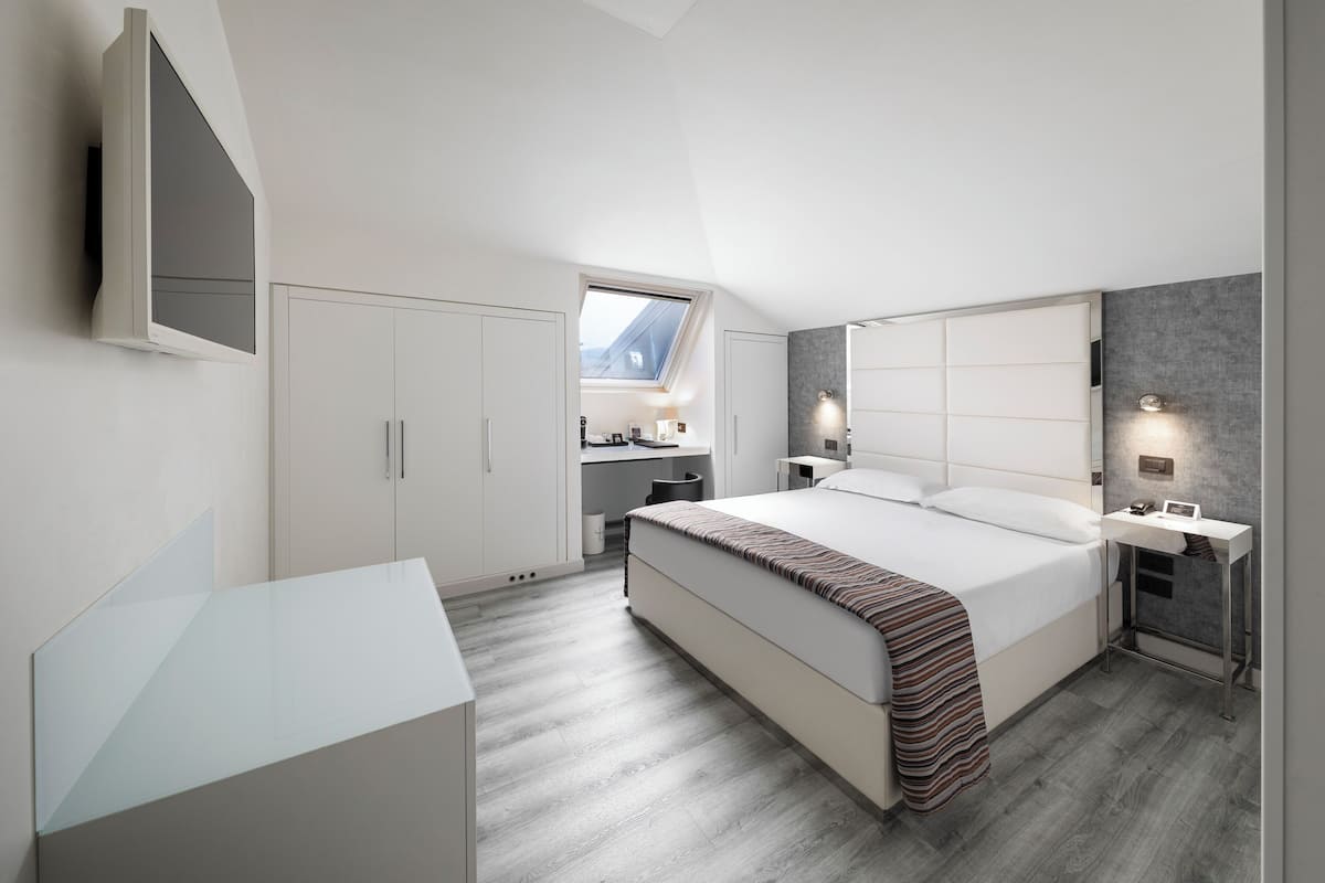 classic double room | minibar, in-room safe, desk, blackout curtains