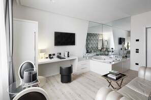 Minibar, coffres-forts dans les chambres, bureau, rideaux occultants