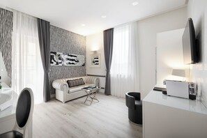 Suite luxueuse, baignoire à remous (Spa access) | Minibar, coffre-fort, bureau, rideaux d’obscurcissement