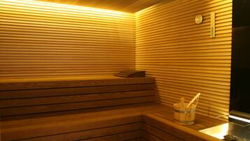 Eine Sauna mit Holzbänken und einer Holzwand.