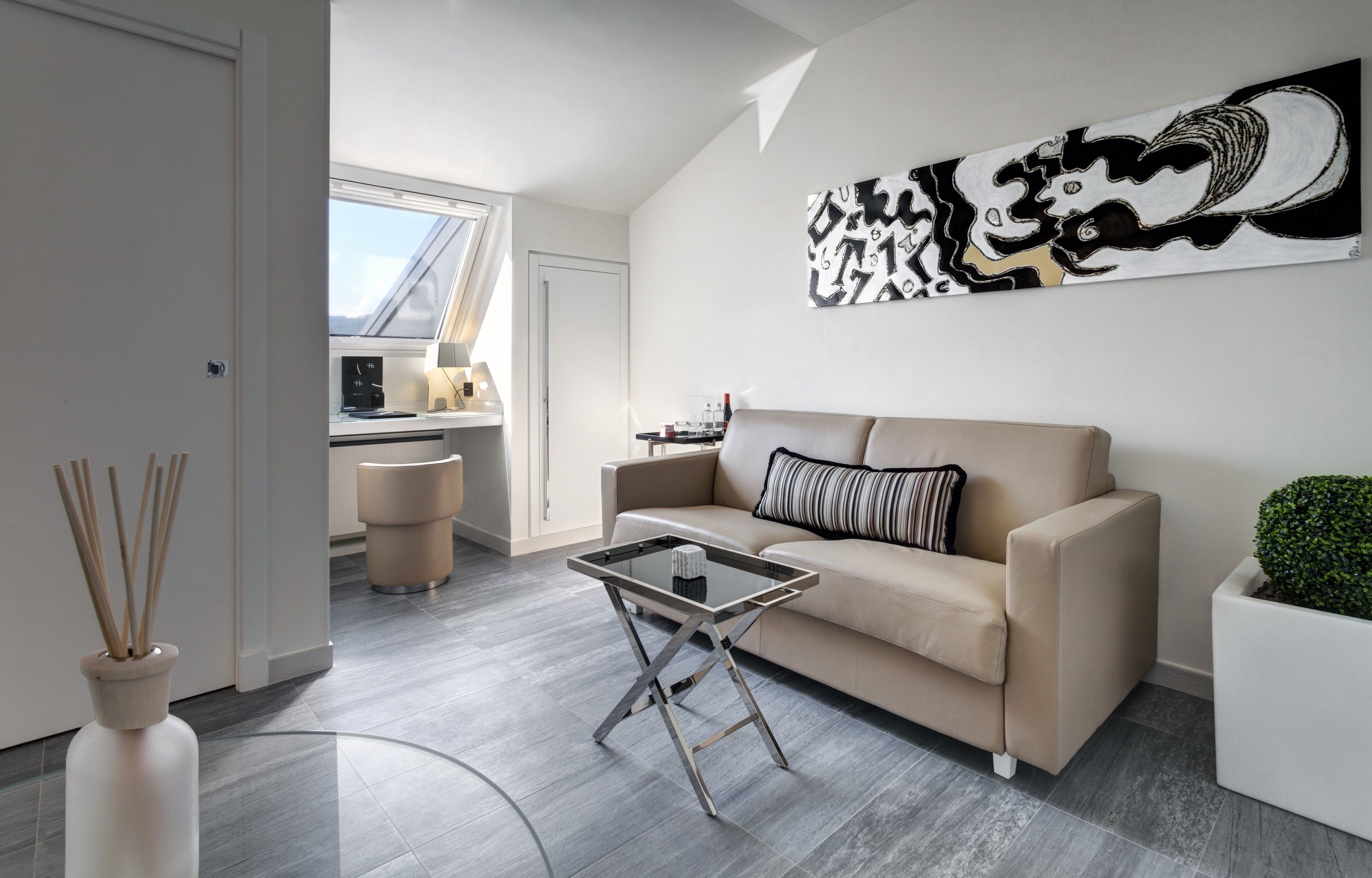 suite, hot tub (spa access) | living area | 32-inch lcd tv with satellite channels, tv