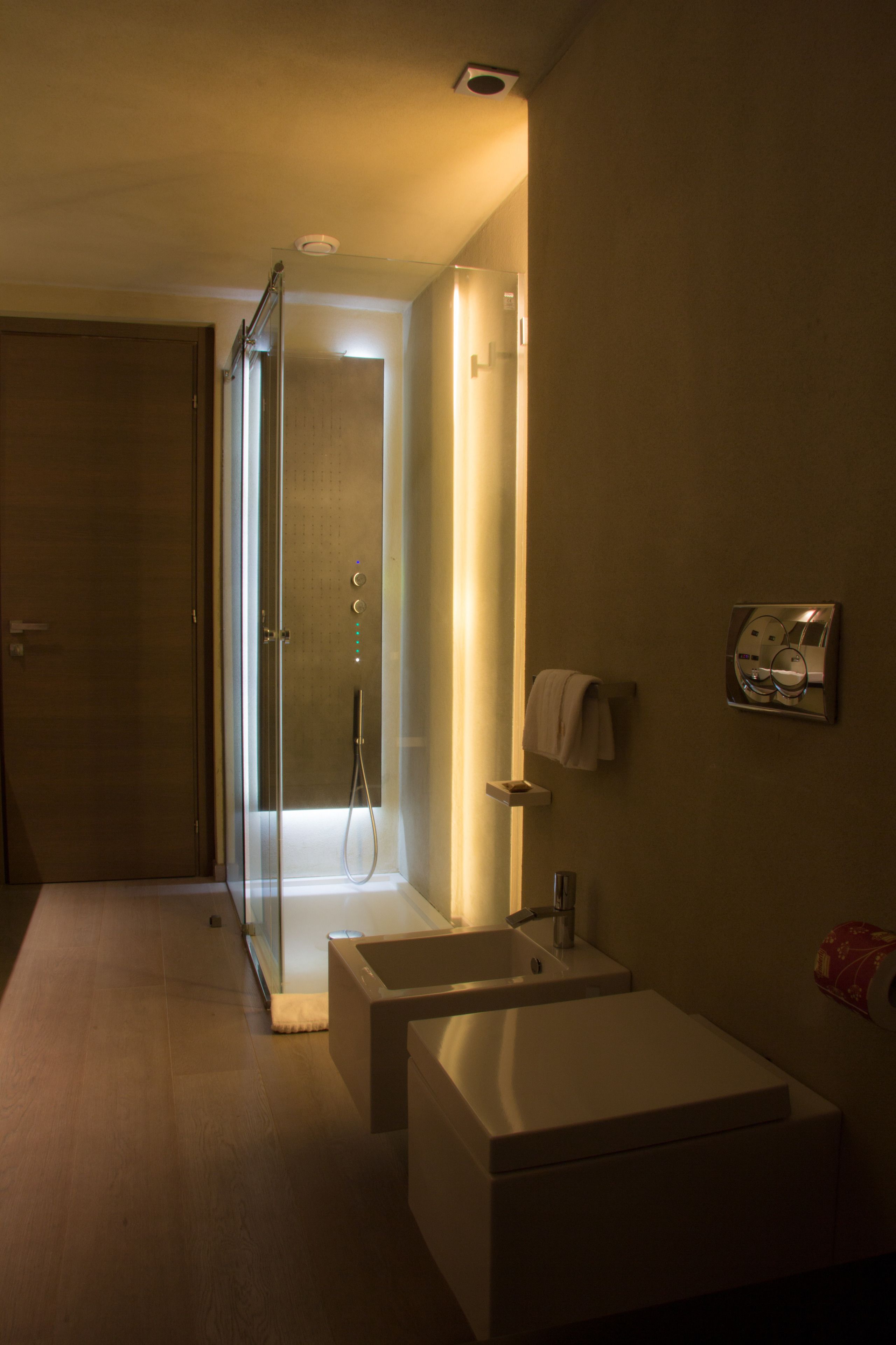 junior suite | bathroom | free toiletries, hair dryer, bidet, towels
