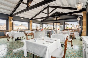 2 か所のレストラン、朝食、ランチ、ディナーに営業 (地中海料理)