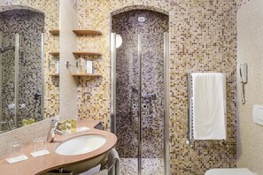  milieuvriendelijk toiletgerief, een haardroger, een bidet, handdoeken
