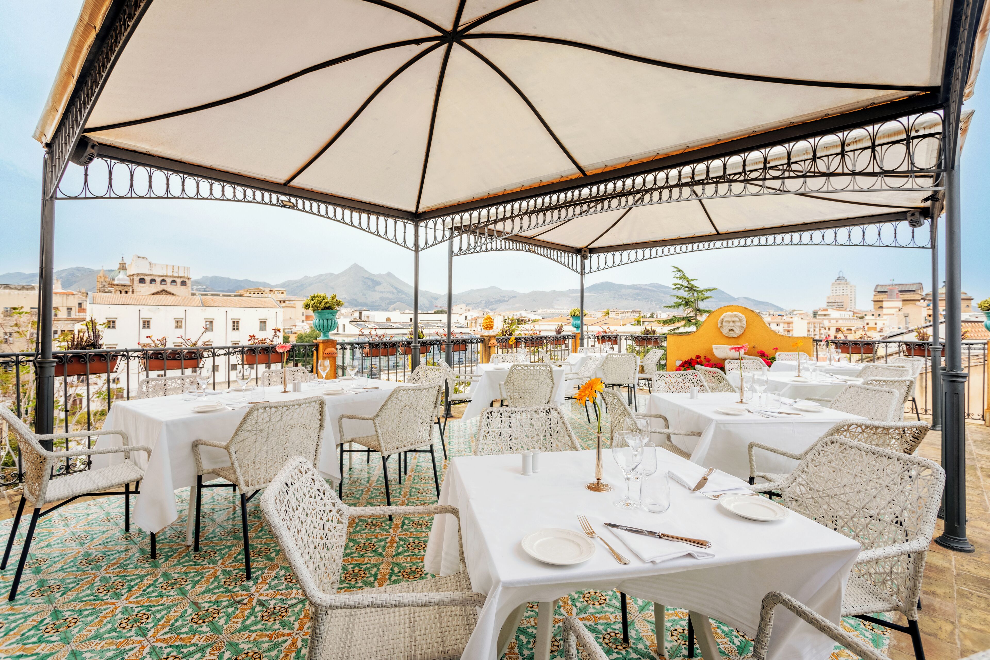 2 restaurants, spécialités Cuisine méditerranéenne