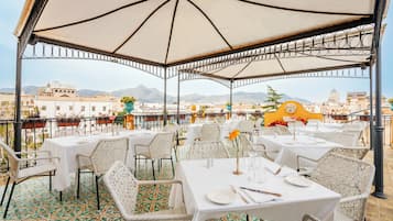 2 ristoranti, aperti a colazione, a pranzo e a cena, cucina mediterranea