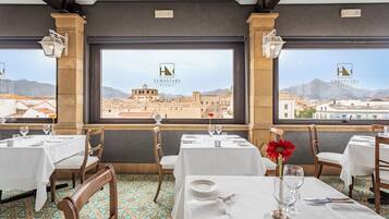 2 restaurants; breakfast, lunch and dinner served