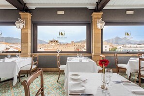 2 restaurants; breakfast, lunch, and dinner served - Eurostars Centrale Palace (Palermo)